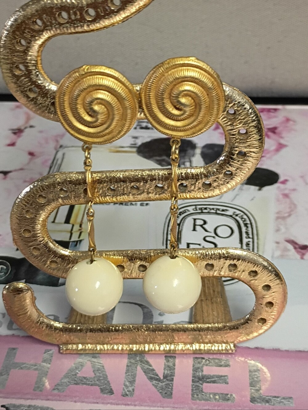 ❤️Vintage KATE HINES 3 1/2" Gold and Off White Dangle Clip Earrings